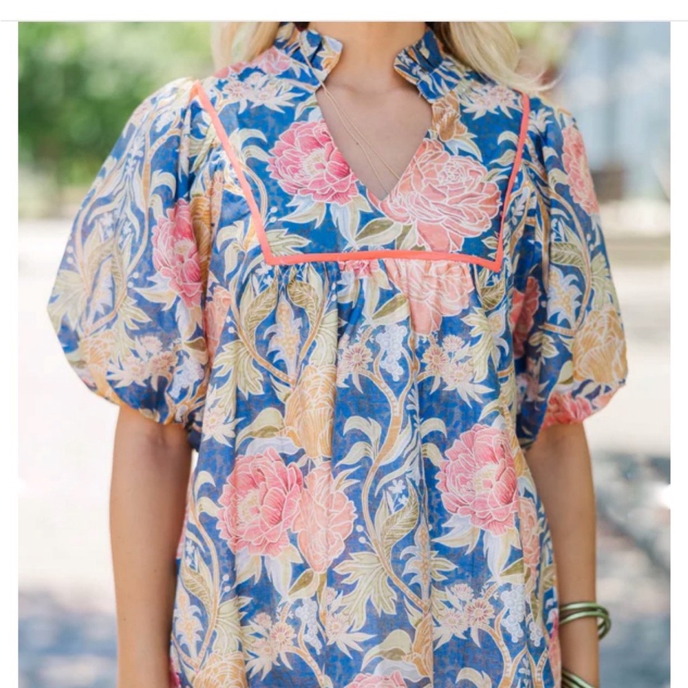 UMGEE floral top with puff sleeves and ruffled neckline. Flattering! Size M